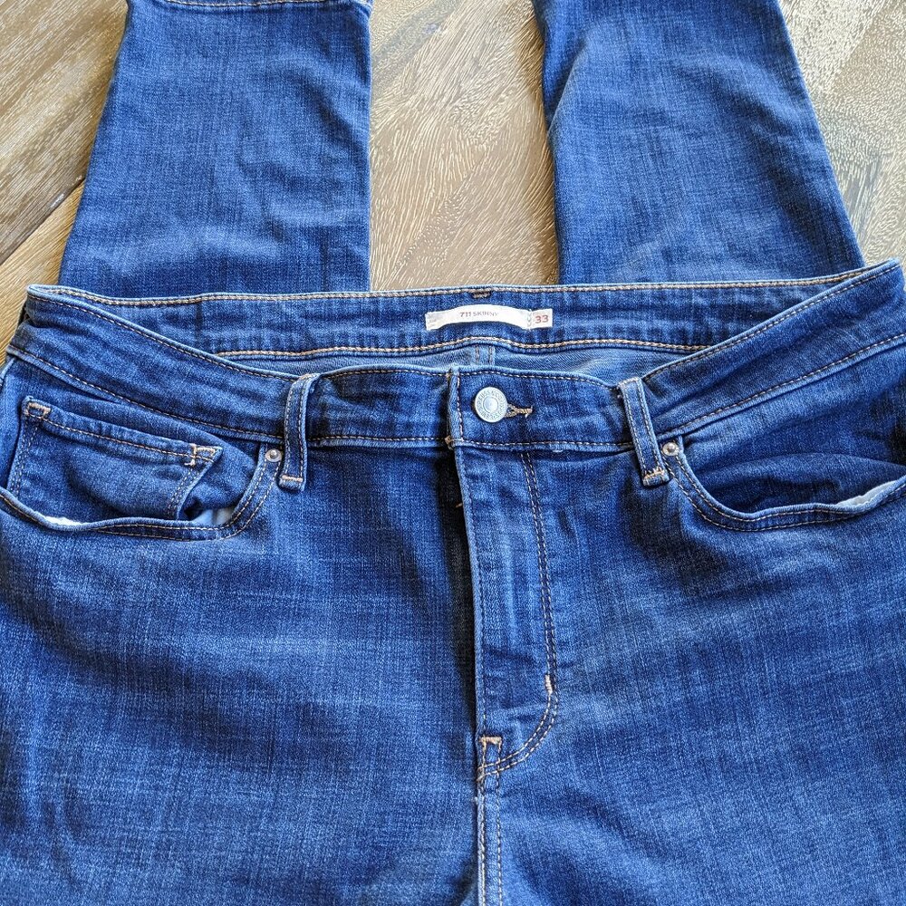 Levis Strauss Medium Wash Denim Blue Jeans, 711 Skinny Jeans, Size Waist 33 L30